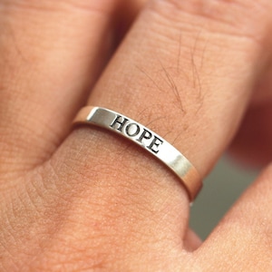 benutzerdefinierte Familie Initial Ring, personalisierte erste Ring, Midi-Familiennamen-Ring, Baby-Namensring, er Name Ring, Stapelring