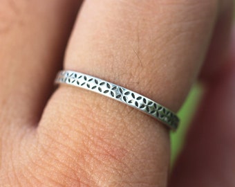 Sterlingzilveren ring met bloemen: sierlijk klavertje