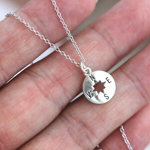 Collana con bussola in argento sterling: un gioiello da viaggio delicato