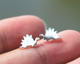 Broncetosaurus de plata de ley ,Pendientes de dinosaurio, Niños Dino Joyería, Paleontología, Jurásico, Trex, Triceratops, Stegosaurus, Archaeopteryx,