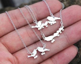 Collier personnalisé de mère, collier personnalisé d’oiseaux de famille, nouveau collier de maman, collier initial fait sur commande, bijoux sterling de lettre d’argent, cadeau pour