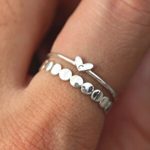 Set aus 2 Sterling Silber Initialen Ringen: Zierliche Herz- & Kieselstein-Ringe