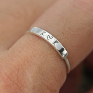 Personlig sterlingsilverring: Anpassad stapelring med initialer