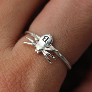 Anel de aranha em prata esterlina 925 sólida, Anel inicial em prata delicada, Anel com letra personalizada, Joia inicial minimalista, Ideia para presente