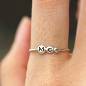Pilhas de anéis de sol personalizados, anel com nome personalizado, anel inicial personalizado, anel com letras mínimas, anel de bola de prata, joias de família, anéis, ideia de presente