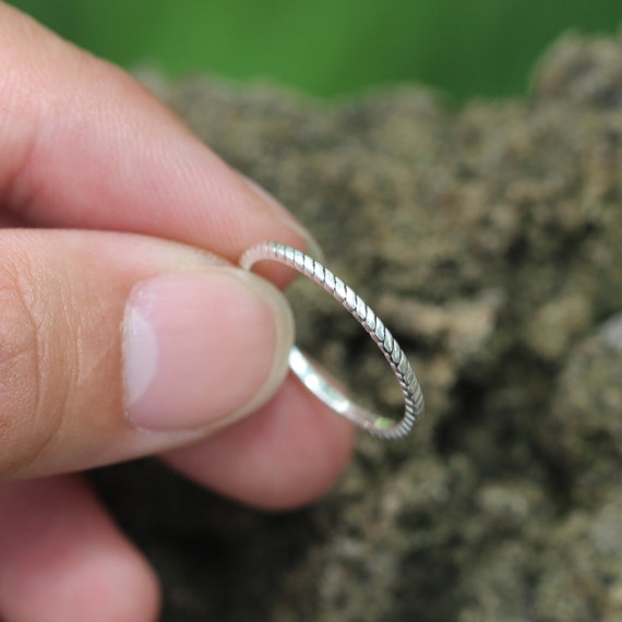 Anillo delicado de plata 925: banda fina de nudillos midi