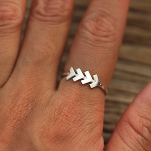 925 silver Chevron ring. silver Arrow ring. Geometric ring. dainty ring