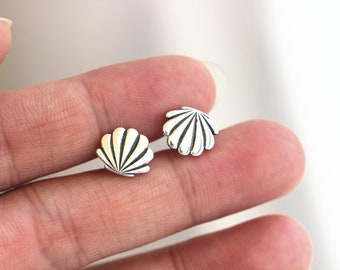 Orecchini a bottone in argento sterling con conchiglia: gioielli da spiaggia e oceano