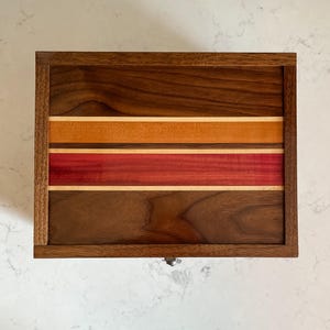 Erinnerungsbox mit Klappdeckel und Dekorativem Riegel, Erinnerungsbox aus Walnussholz