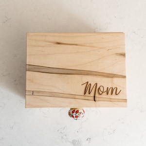 Engraved Script Personalized Wooden Keepsake Box, finished with decorative ceramic knob, mini size box. Mother's Day Gift image 4