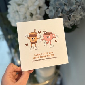 Ich liebe dich mehr als Kaffee Karte | Lustige Valentinstagskarte | Jubiläumsgeschenke | Luxus Karte + Umschlag | Hergestellt in Großbritannien