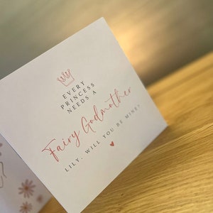 Personalisiert Jede Prinzessin braucht eine gute Fee Vorschlag Karte | Taufgeschenk | Luxus Karte + Umschlag | Hergestellt in Großbritannien