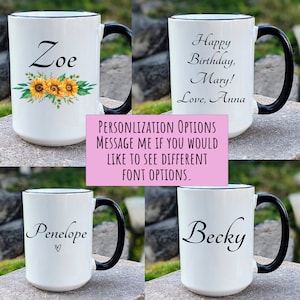 K&ouml;nnte beinhalten: Vier wei&szlig;e Keramikbecher mit schwarzen Henkeln. Die Becher sind mit Namen personalisiert: Zoe, Penelope, Mary und Becky. Der Becher mit Zoe hat ein Blumenmuster mit Sonnenblumen. Der Becher mit Mary hat den Text "Happy Birthday, Mary! Love, Anna".