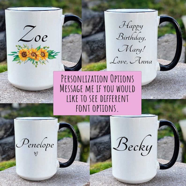 K&ouml;nnte beinhalten: Vier wei&szlig;e Keramikbecher mit schwarzen Henkeln. Die Becher sind mit Namen personalisiert: Zoe, Penelope, Mary und Becky. Der Becher mit Zoe hat ein Blumenmuster mit Sonnenblumen. Der Becher mit Mary hat den Text "Happy Birthday, Mary! Love, Anna".