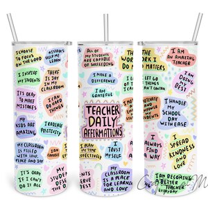 Op de afbeelding: Een witte tumbler met kleurrijke tekst en illustraties. De tekst bevat affirmaties voor leraren, zoals "Ik ben dankbaar", "Ik maak een verschil", "Ik handel mijn schooldag met gemak af" en "Ik word elke dag een betere leraar".