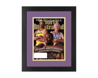 Pode incluir: Capa emoldurada da Sports Illustrated NBA Preview Issue com três jogadores do Los Angeles Lakers. A capa tem o título "Front and Center" e inclui o logotipo dos Lakers. A moldura é preta com uma passe-partout roxa.