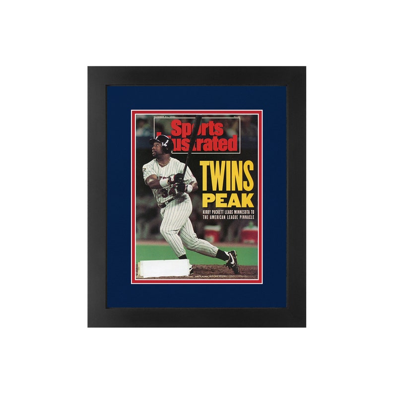 Puede incluir: Una portada enmarcada de la revista Sports Illustrated con Kirby Puckett de los Minnesota Twins. La portada dice "Twins Peak" y "Kirby Puckett lidera a Minnesota hasta la cima de la Liga Americana".