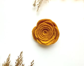 Épinglette fleur en feutre