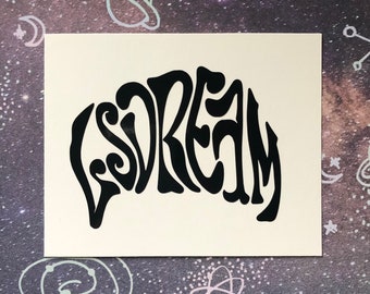 Può includere: Un biglietto bianco con la parola "DREAM" scritta in lettere nere stilizzate.
