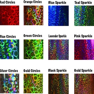 K&ouml;nnte beinhalten: Zw&ouml;lf verschiedene Farben von Glitter und kreisf&ouml;rmigem holografischem Vinyl. Die Farben umfassen Rot, Orange, Blau, T&uuml;rkis, Gr&uuml;n, Lavendel, Pink, Silber, Gold und Schwarz.
