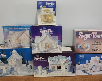 To 47-elementowy zestaw Precious Moments Sugar Town