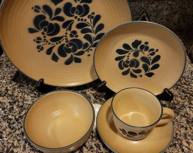 Vintage Pfaltzgraff Folk Art 20 Piece 4 Place Setting Etsy