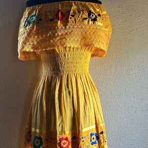 Geblümtes Mexikanisches Kleid