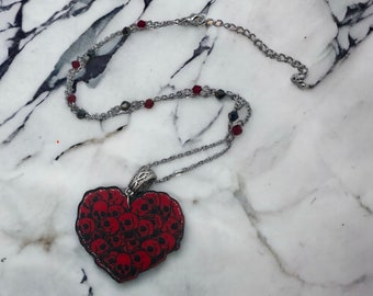 Collar Corazón de Calaveras: Sin plomo ni níquel (33 x 41 mm)