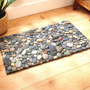 Tappeto artigianale multicolore in pietra di fiume, 30x18 cm, decorazione naturale per bagno e spa, tappeto organico per ingresso. immagine 1