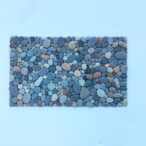 Tappeto artigianale multicolore in pietra di fiume, 30x18 cm, decorazione naturale per bagno e spa, tappeto organico per ingresso. immagine 15