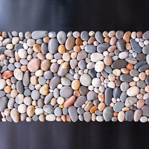 Tappeto artigianale multicolore in pietra di fiume, 30x18 cm, decorazione naturale per bagno e spa, tappeto organico per ingresso. immagine 9