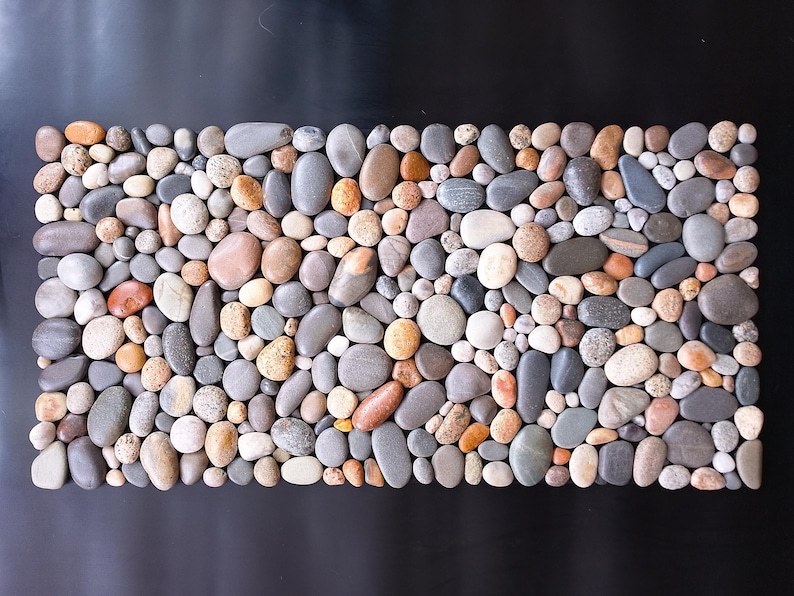 Tappeto artigianale multicolore in pietra di fiume, 30x18 cm, decorazione naturale per bagno e spa, tappeto organico per ingresso. immagine 9