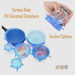 Puede incluir: Se muestran varias tapas de silicona azules y transparentes de diferentes tamaños, aptas para recipientes universales. El texto indica "Excellent Tightness" y "Various Sizes Fit Universal Containers".