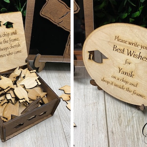 Op de afbeelding: Houten doos met een bordje waarop staat: "Onderteken een chip en laat hem in het frame vallen, zodat we onze dierbaren die zijn gekomen altijd zullen koesteren." De doos is gevuld met kleine houten afstudeerhoedjes. Een apart houten bordje staat: "Schrijf je beste wensen voor Yanik op een chip en laat hem in het frame vallen."