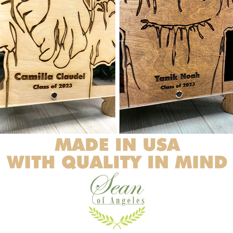 Op de afbeelding: Twee houten plaquettes met gegraveerde ontwerpen en tekst. De plaquettes zijn lichtbruin en hebben een natuurlijke houtlook. De tekst op de plaquettes luidt "Camilla Claudel Klas van 2023" en "Yanik Noah Klas van 2023".