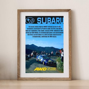 Puede incluir: Impresión enmarcada que presenta un Subaru Impreza WRC97 de rally. La imagen incluye el logotipo de Subaru y texto que describe la historia del coche, incluyendo su potencia turboalimentada y victorias en campeonatos. El coche es azul con detalles amarillos.