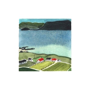 Op de afbeelding: Aquarel schilderij van een kustlandschap. Het kunstwerk toont een serene scène met een groot water, glooiende groene heuvels en kleine gebouwen met rode daken. De lucht is lichtblauw en het kleurenpalet is zacht en natuurlijk.