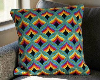 Puede incluir: Un cojín cuadrado con un patrón geométrico repetitivo de formas ojivales entrelazadas. El diseño consta de capas concéntricas vibrantes en amarillo, naranja, rojo y morado, delineadas en color verde azulado sobre un fondo negro sólido.