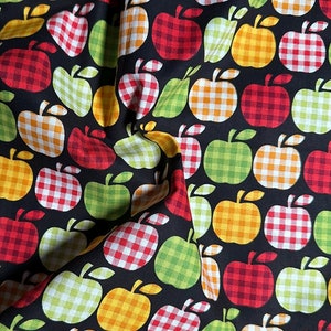 Tela novedosa 100 % algodón con cuadros vichy de manzanas sobre fondo negro, de 112 cm de ancho. Se vende por cuarto de yarda, media yarda y yarda.