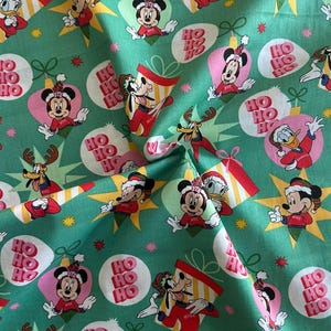 Disney Mickey Mouse et ses amis, Noël Ho Ho Ho, 43 po. de large, 100 % coton, tissu pour personnages sous licence - Vendu par 1/2 mètre et mètre