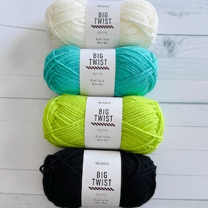 Könnte beinhalten: Vier Knäuel Big Twist Petite Garn in Weiß, Türkis, Limettengrün und Schwarz. Jedes Knäuel ist 87 Yards / 1,41 Unzen und 80 Meter / 40 Gramm.