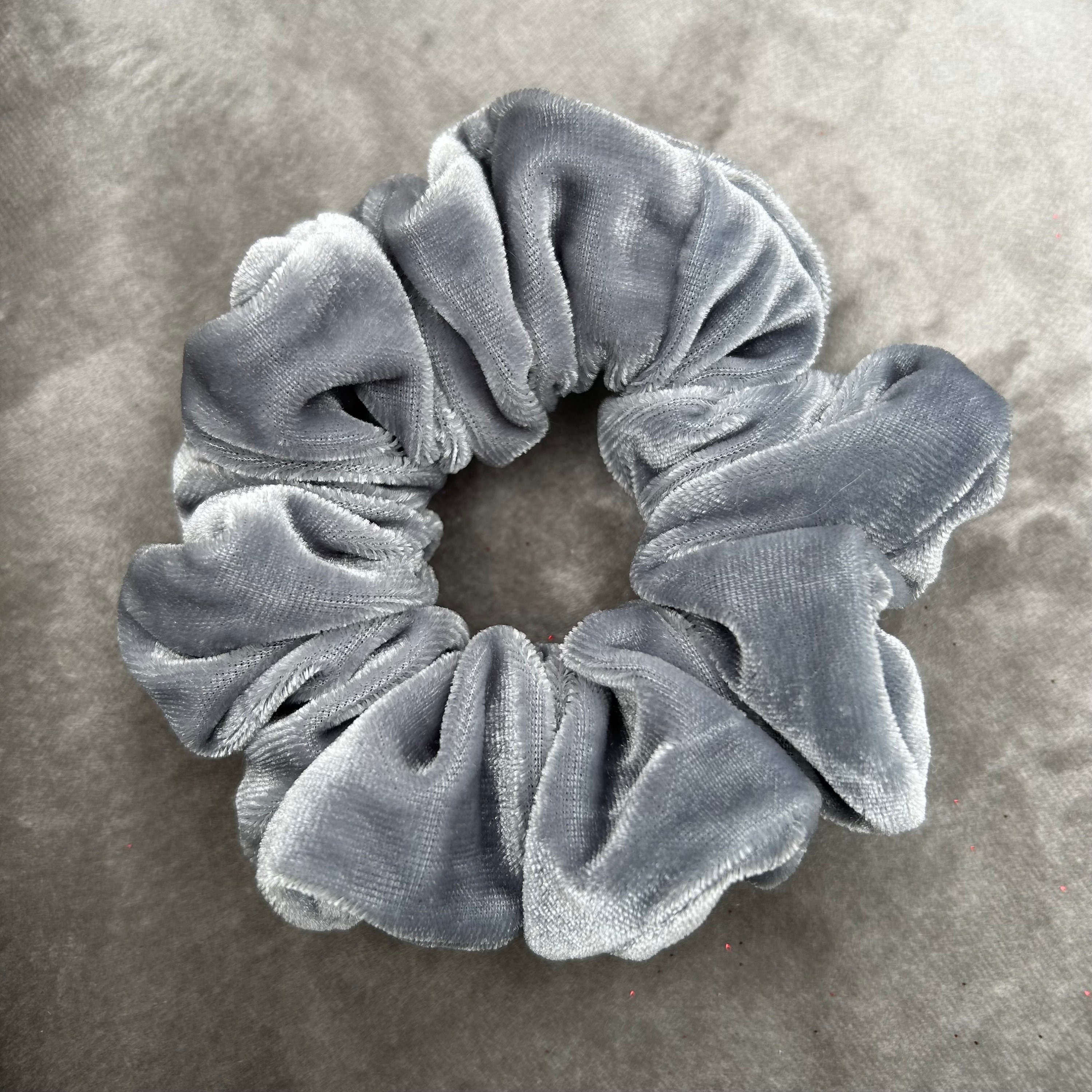 VELVET SCRUNCHIE GREY VELVET SCRUNCHIE GREY