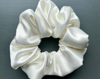 Coletero de satén color marfil / Seda sintética / Suave y lujoso / That Scrunchie Brand