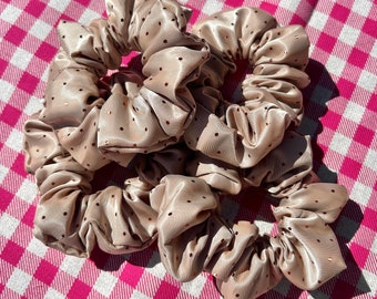Coletero de satén con lunares iridiscentes beige / Lunares marrones / Hecho a mano / That Scrunchie Brand