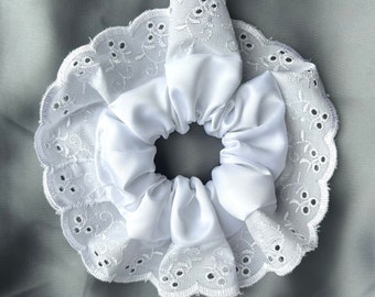 Scrunchie blanco grande con ribete de Broderie / Satén blanco o tela de muselina blanca / Hecho a mano / Cinta / Ribete de encaje / Esa marca Scrunchie