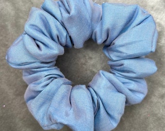 Baby Blau Scrunchie mit Rosa Schillern | Weiche Baumwolle | Handarbeit | Diese Scrunchie Marke