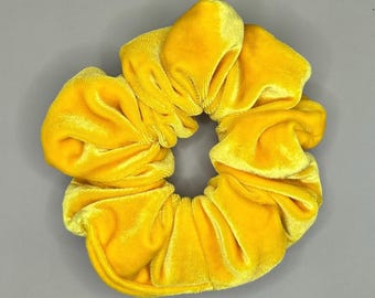 Coletero clásico de terciopelo amarillo brillante / Listo para la primavera / Suave y hecho a mano / Marca That Scrunchie
