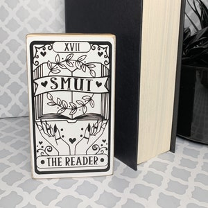 Smut Reader Tarot, Spicy Booktok, Stfuattdlagg, Dark Romance Reader, Smutty Book Merch, Offensive Signs, Bookshelf Decor Objects