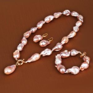 ピンクバロックパールクラシックセット、ラウンドスプリングクラスプ、イレギュラーパールネックレス、フリーフォームシェイプブレスレット、ダングルイヤリング