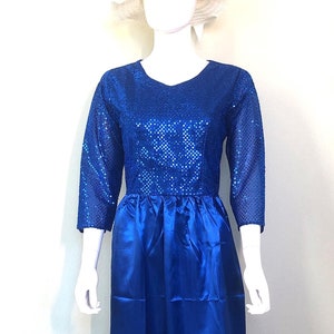 Atemberaubendes blaues Satin-Abendkleid mit seitlichem Schlitz und glitzerndem Oberteil